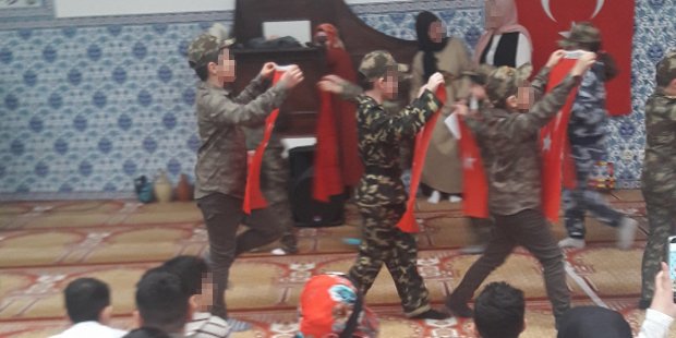 Деца във военни униформи и с турски знамена участват в инсценировка на сражение във виенска джамия. Сн. Фейсбук, скрийншот