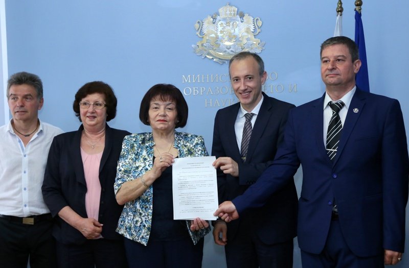 Новият колективен трудов договор в образованието беше подписан от министъра Красимир Вълчев и представителите на учителските синдикати. Сн. БГНЕС