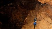 В Тайланд се надяват, че заклещените в пещера младежи още са живи