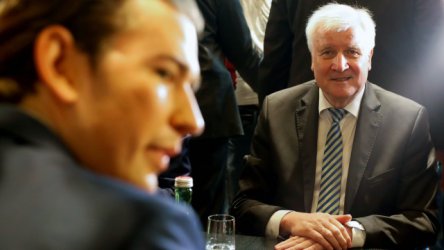 Себастиан Курц (ляво) и Хорст Зеехофер по време на днешната им среща във Виена.
