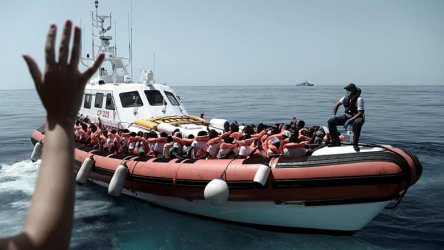 Рим отказа достъп на италиански влекач с 66 спасени край Либия мигранти