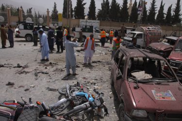 Десетки убити при бомбено нападение в изборния ден в Пакистан