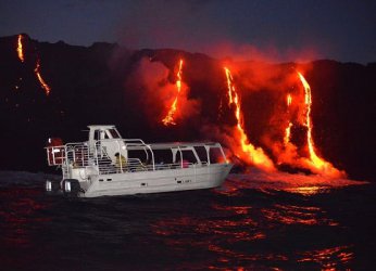 "Бомба" от вулканична лава рани 22-ма на туристическо корабче край Хавай