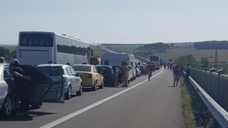 Заради катастрофата се образува километрично задръстване на магистралата. Сн. бТВ