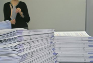 Учителите работили по 9 часа извънредно заради бумащина