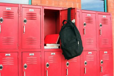 Близо 600 училища купуват шкафчета за учениците