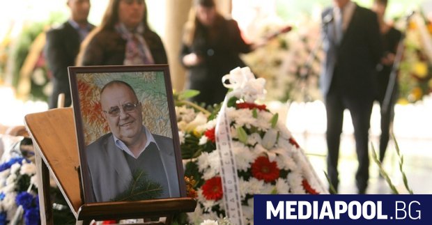 Десетки венци бяха положени пред тялото на Божидар Димитров сн