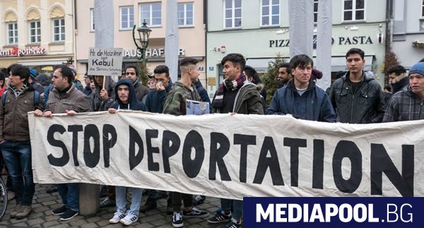 Група от 69 афганистански кандидати за убежище с отхвърлени молби