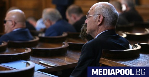 Иван Иванов оцеля при гласуването на искането на БСП за