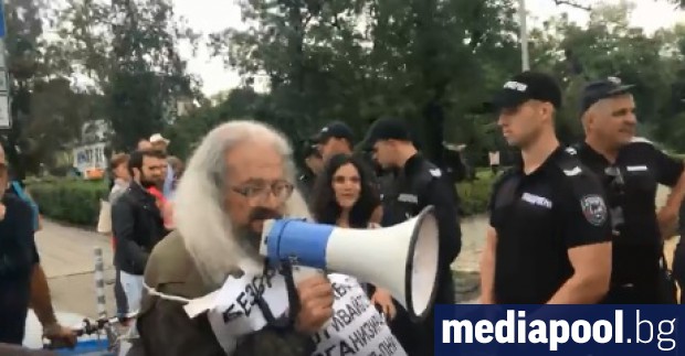 Десетки съмишленици на известния правозащитник и политзатворник по времето на