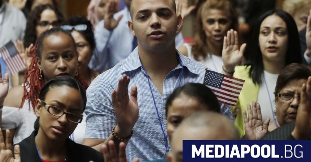 Нови граждани на САЩ по време на церемония по натурализация