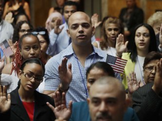 Нови граждани на САЩ по време на церемония по натурализация в Обществената библиотека в Ню Йорк на 3 юли.
