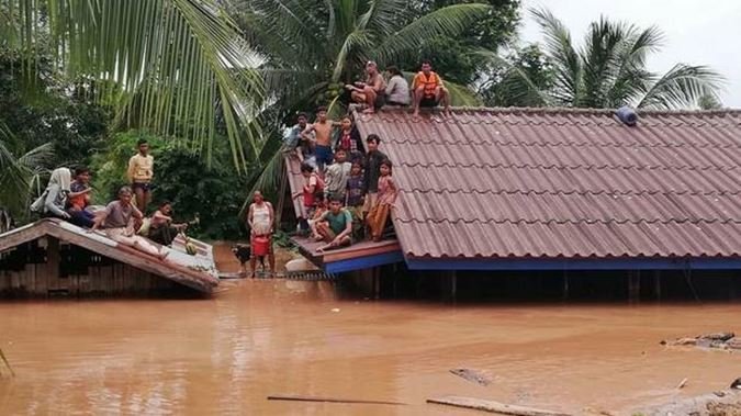 Стотици хора са в неизвестност след срутване на язовирна стена в Лаос