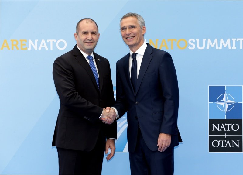 Румен Радев с генералния секретар на НАТО Йенс Столтенберг по време на срещата на НАТО в Брюксел в четвъртък