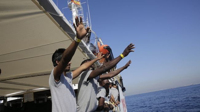 Шейсет отхвърлени от Италия и Малта мигранти пристигнаха в Барселона