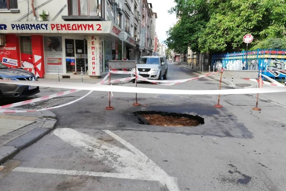 Боклукчийски камион пропадна в огромна яма в центъра на София