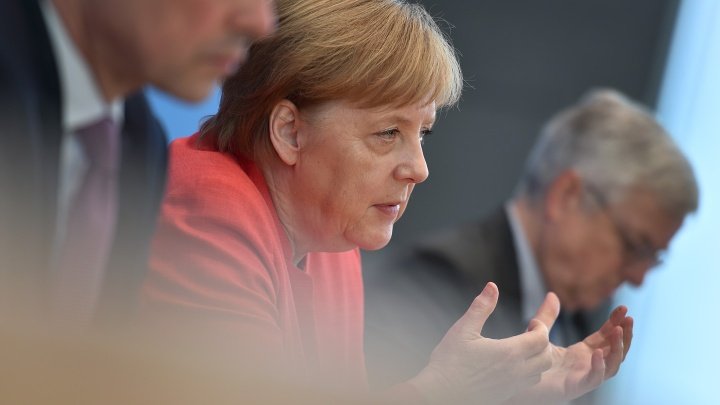 Ангела Меркел по време на петъчната й пресконференция