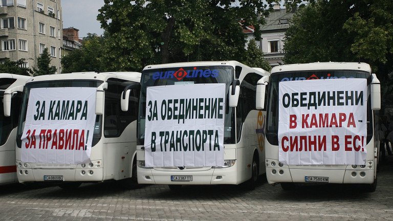 Автобуси протестираха край храм-паметника "Александър Невски"
