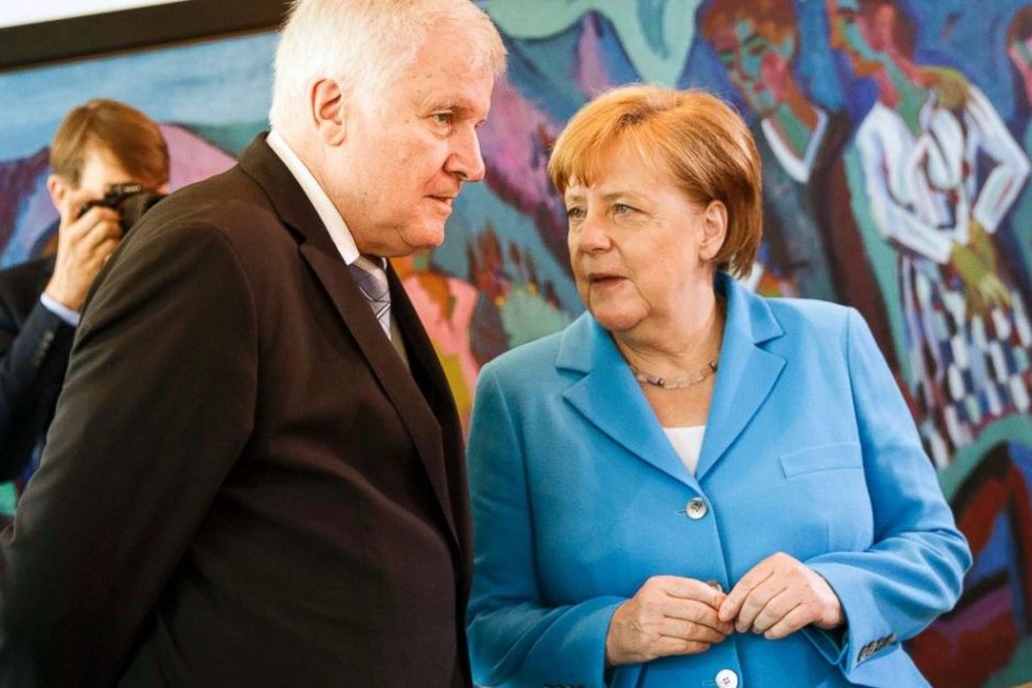 Вътрешният министър Хорст Зеехофер и канцлерът Ангела Меркел