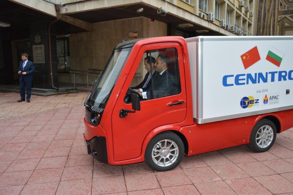 Министърът на икономиката Емил Караниколов подкара мини електрически камион, произведен в Китай