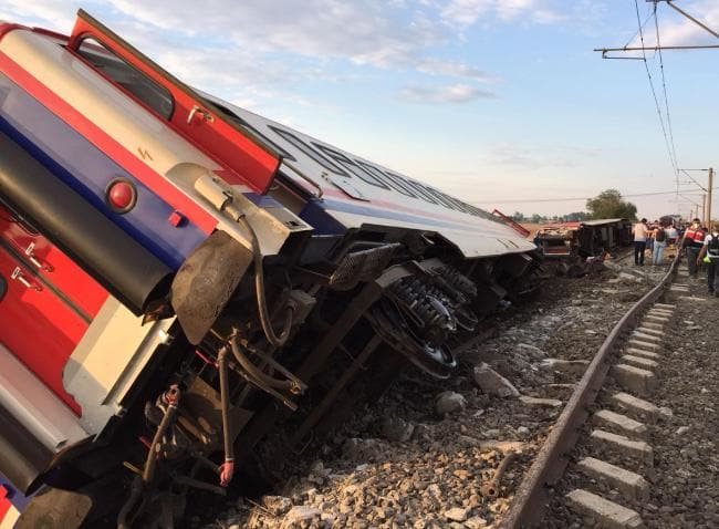 Влак дерейлира в Турция, жертвите са 24, а ранените стотици