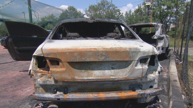 Шест автомобила изгоряха при палеж в автокъща в София