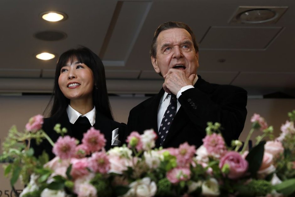 Герхард Шрьодер и петата му съпруга, 48-годишната Ким Со-йон