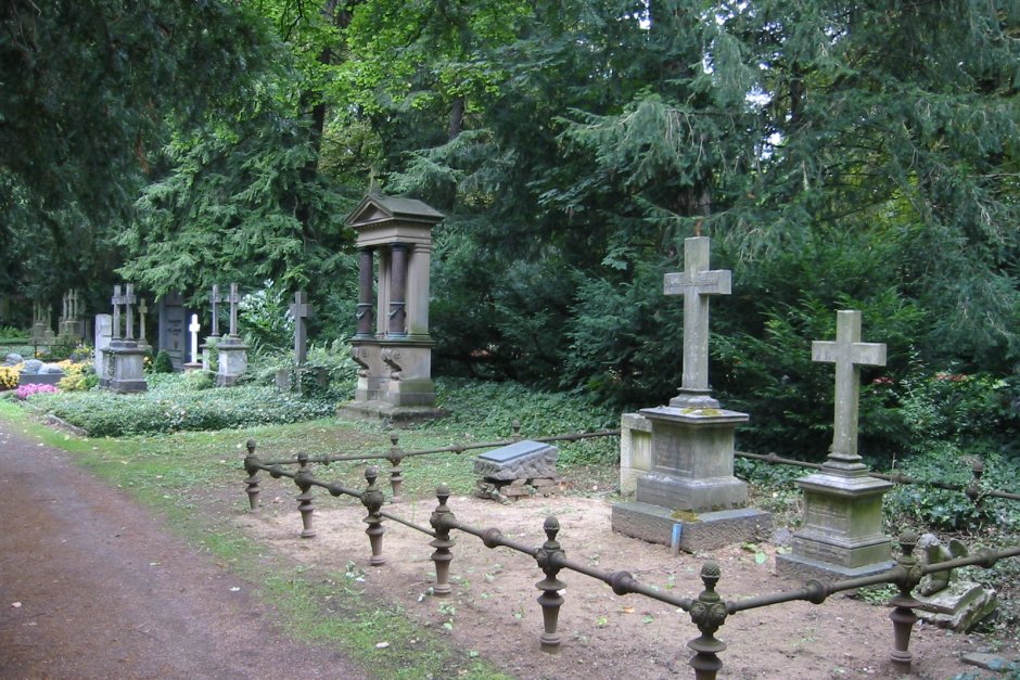 Двама изпочупиха над 70 надгробни плочи в севлиевско село