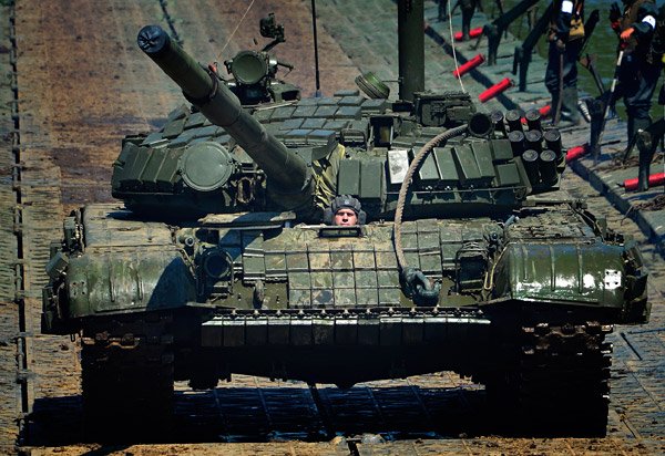 Путин пристига в Белград с танкове и ракети