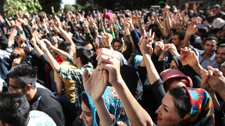 Младите иранци - подложени на икономически натиск и разделени относно бъдещето