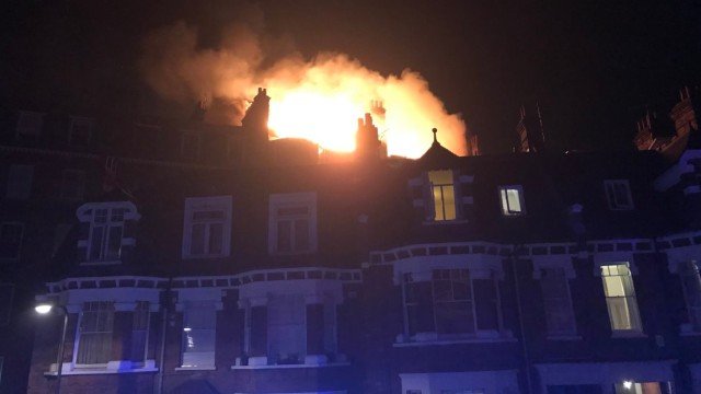 Жилищна сграда в Лондон беше евакуирана заради голям пожар