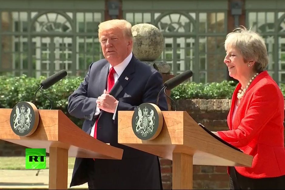 Доналд Тръмп и Тереза Мей дават пресконференция в резиденцията Чекърс.