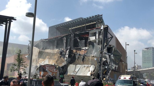 Част от търговски комплекс се срути в Мексико
