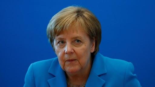 Контузена, но още на крака: Меркел оцеля след разразилия се спор за миграцията