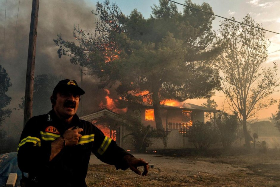 "Библейска катастрофа": Огнен ад край Атина взе 74 жертви, стотици се спасяват в морето