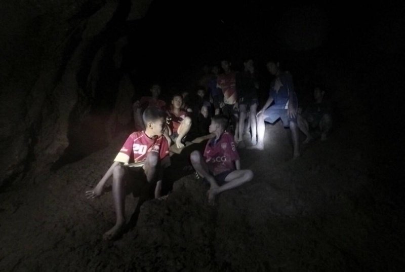 Откритите живи момчета в тайландска пещера може да останат там месеци