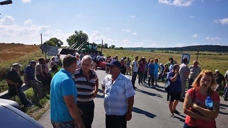 Животновъди блокираха пътища в Болярово заради избиването на стадата им
