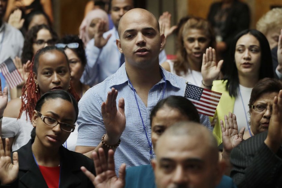 Нови граждани на САЩ по време на церемония по натурализация в Обществената библиотека в Ню Йорк на 3 юли.