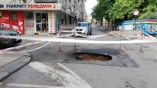 Боклукчийски камион пропадна в огромна яма в центъра на София