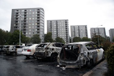 Неизвестни подпалиха 80 коли в Западна Швеция