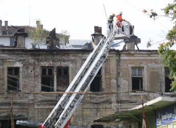 Екипите на пожарната са работили над 3 часа за овладяване на огъня. Сн. БГНЕС