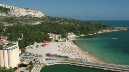 Централният плаж в Балчик е сред търсещите стопанин