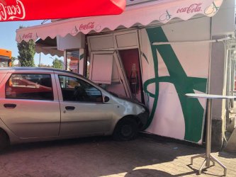 Кола се заби в заведение за бързо хранене след сблъсък с камион в София