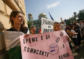 През юни служителите на НИМХ протестираха пред централното управление на БАН срещу политиката на ръководството на академията. Сн. БГНЕС