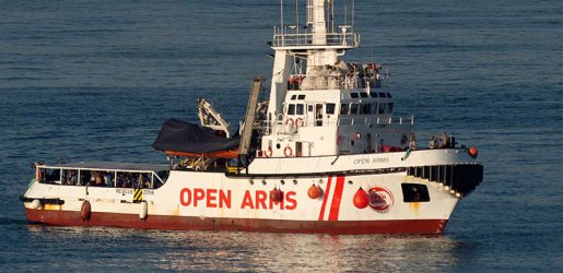 Спасителният кораб с 87 мигранти акостира на испанско пристанище