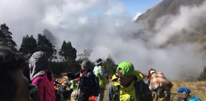 Спасители се опитват да евакуират близо 700 туристи след земетресение в Индонезия