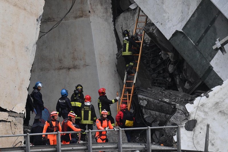 Издирвателна операция край моста в Генуа приключи, продължава разчистването