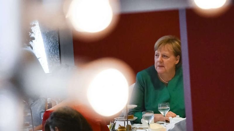 Германските медии се чудят къде е Меркел, съпругът й беше забелязан на почивка без нея