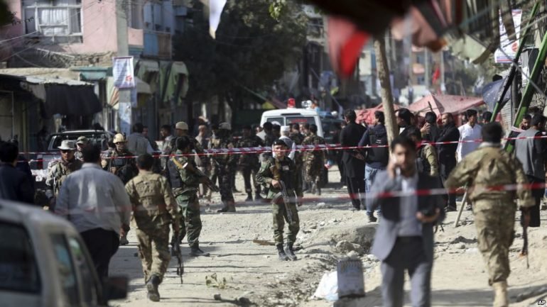 Поне 25 загинали при самоубийствен атентат пред образователен център в Кабул