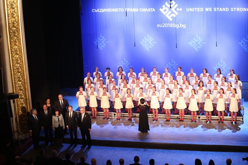 Детският хор към БНР изпълни химните на България и на ЕС при официалното откриване на българското европрдедателство в началото на годината. Сн. БГНЕС